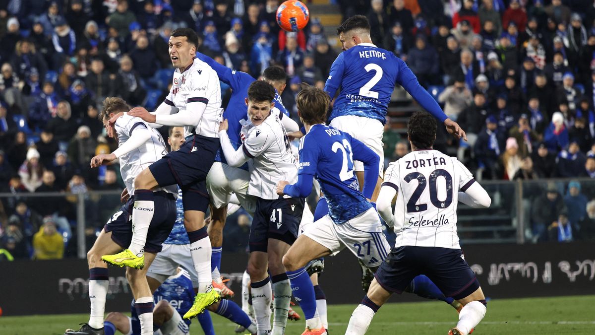 Fotbalisté Boloni s Vitíkem dohrávali v Comu v deseti, o výhru přišli až v nastavení